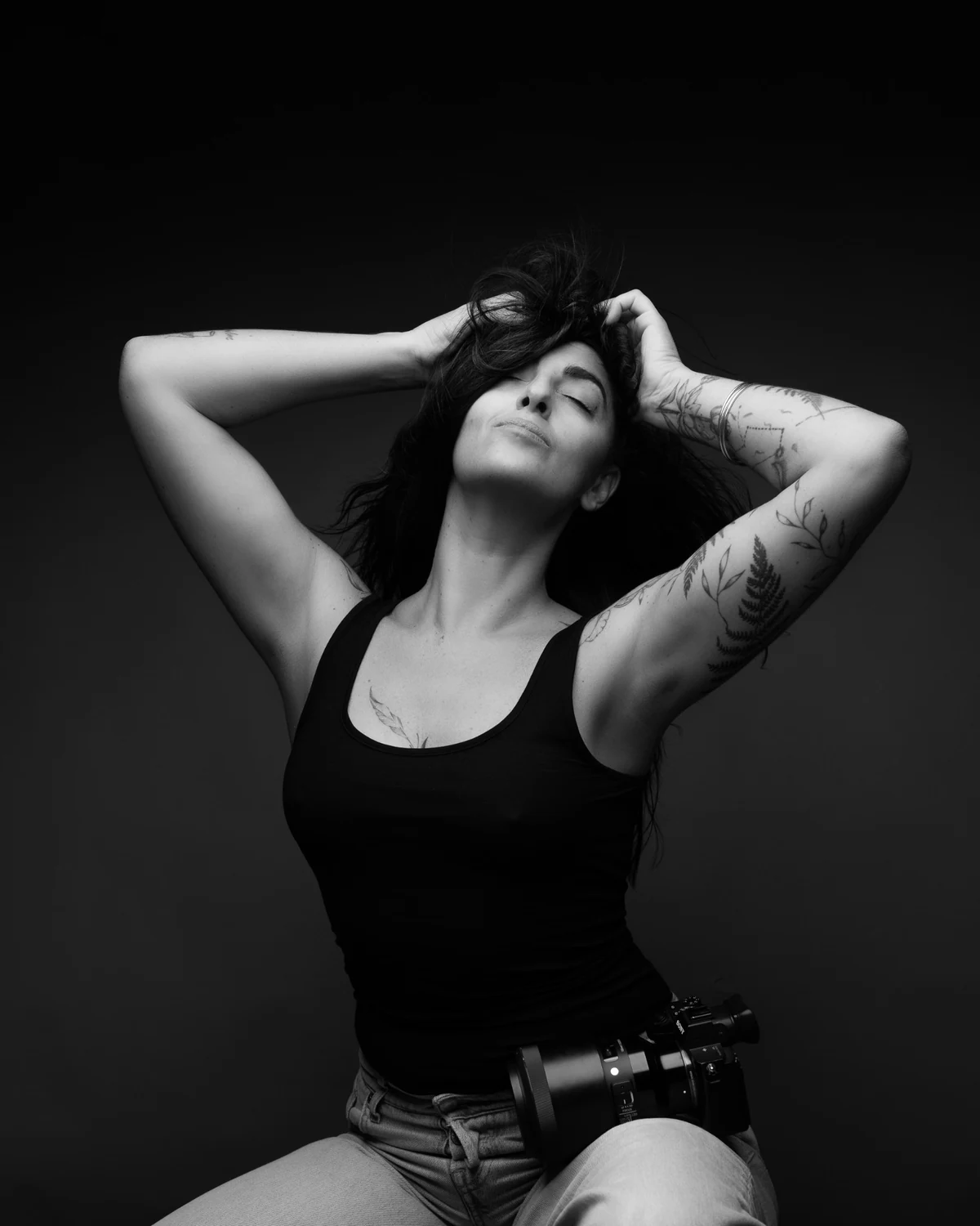 Audrey Alarcon, photographe à Marguerittes, en noir et blanc avec son appareil photo