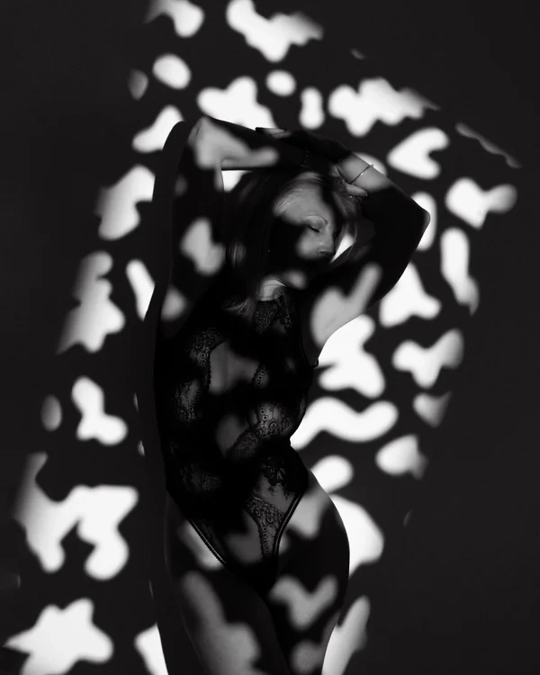 03-FEMME-LUMIERE-GRAPHIQUE