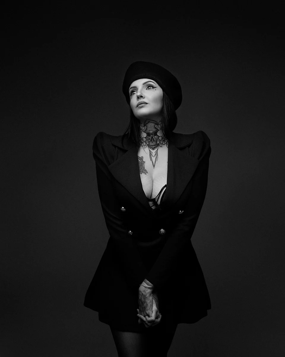 Look blazer et chapeau pour une séance photo femme
