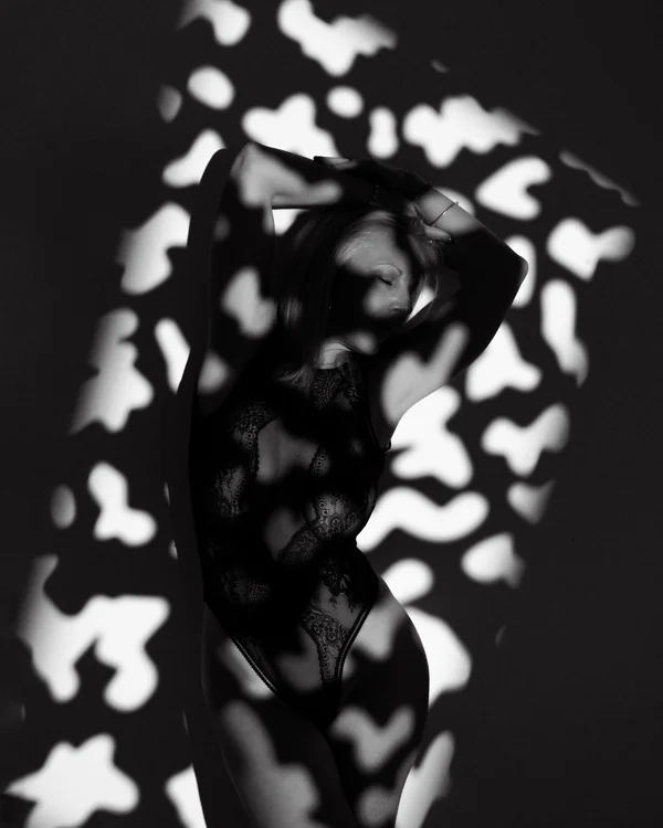 Portrait boudoir en lumière graphique