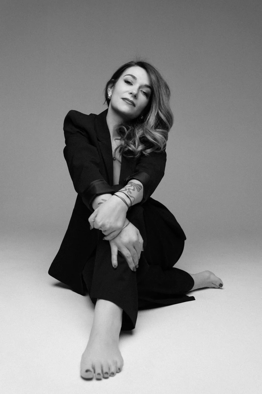 Inspiration classique avec blazer noir au studio