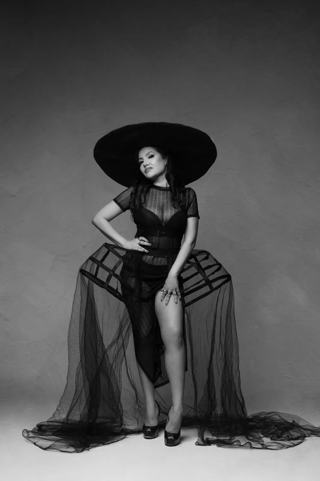 Portrait mode avec chapeau et tulle noir