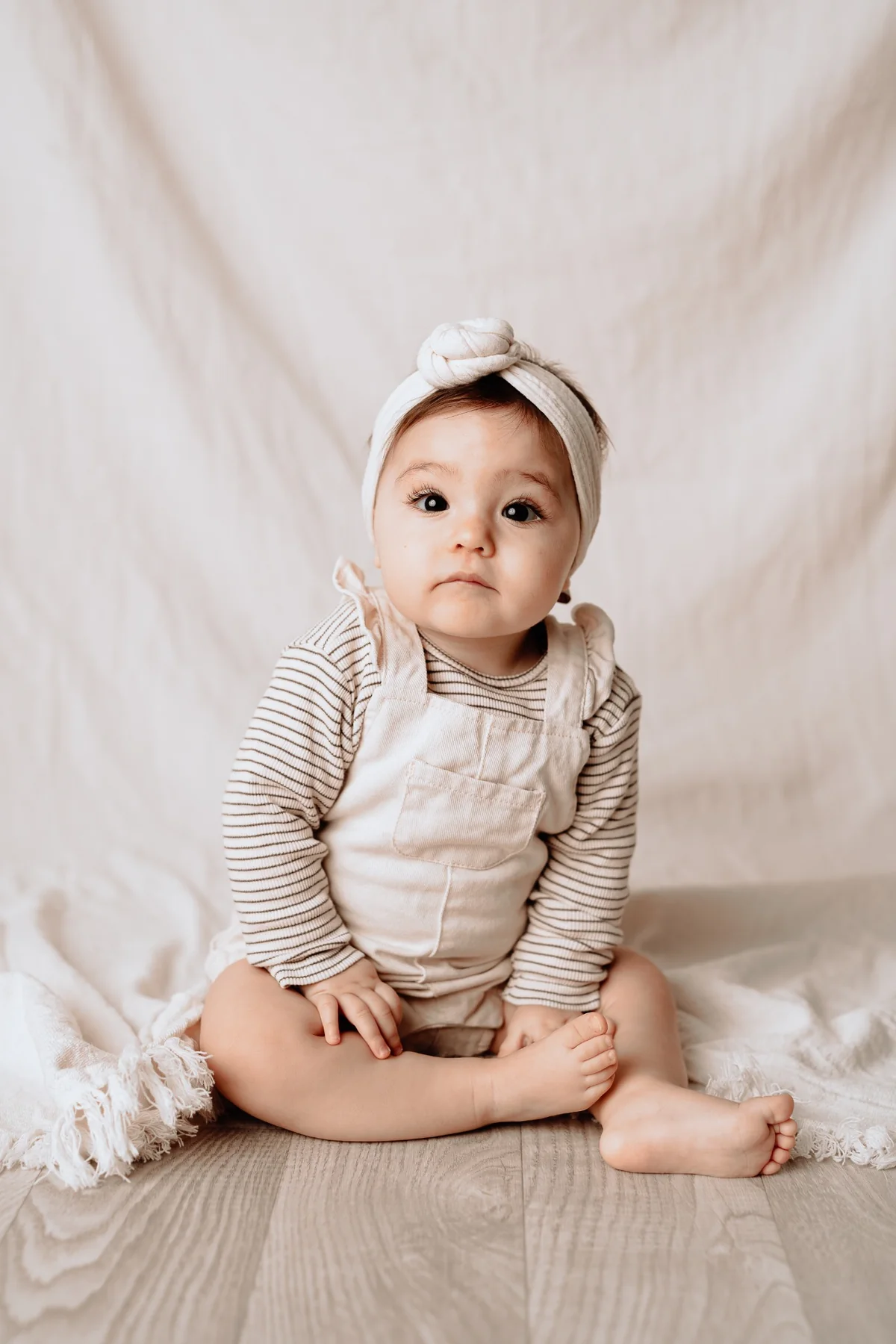 Portrait d’un bébé assis