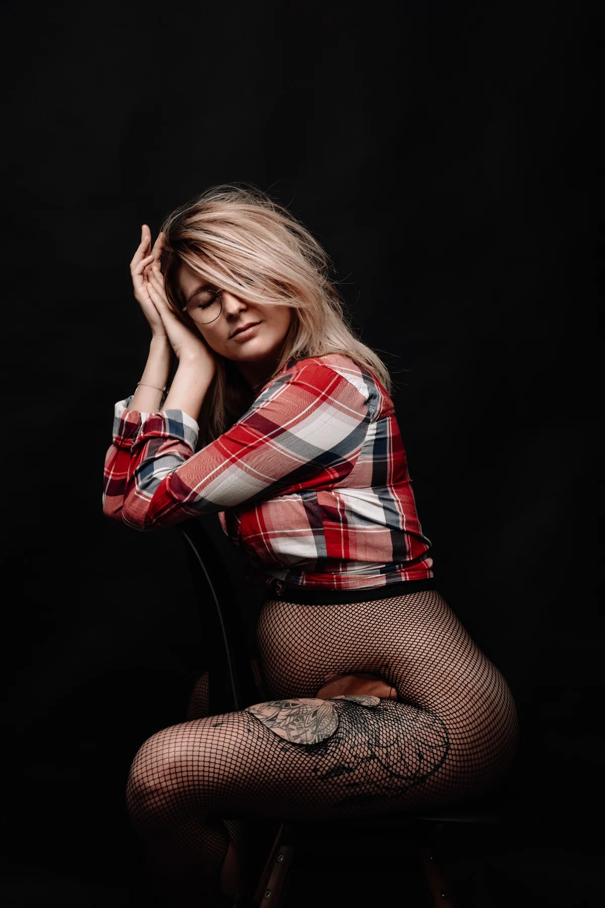 Portrait de grossesse graphique en lumière blanche