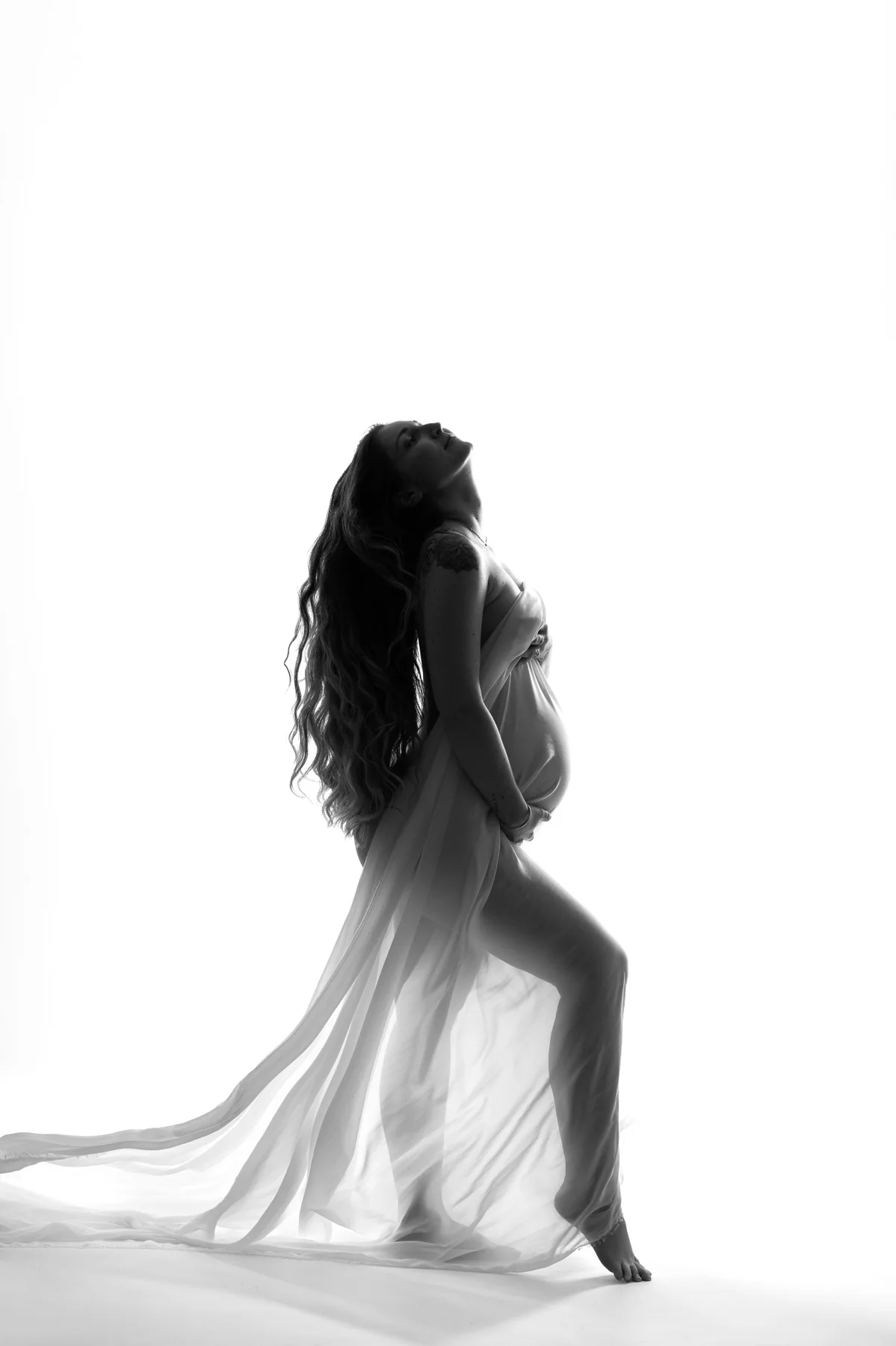 Portrait de femme en studio sur fond noir
