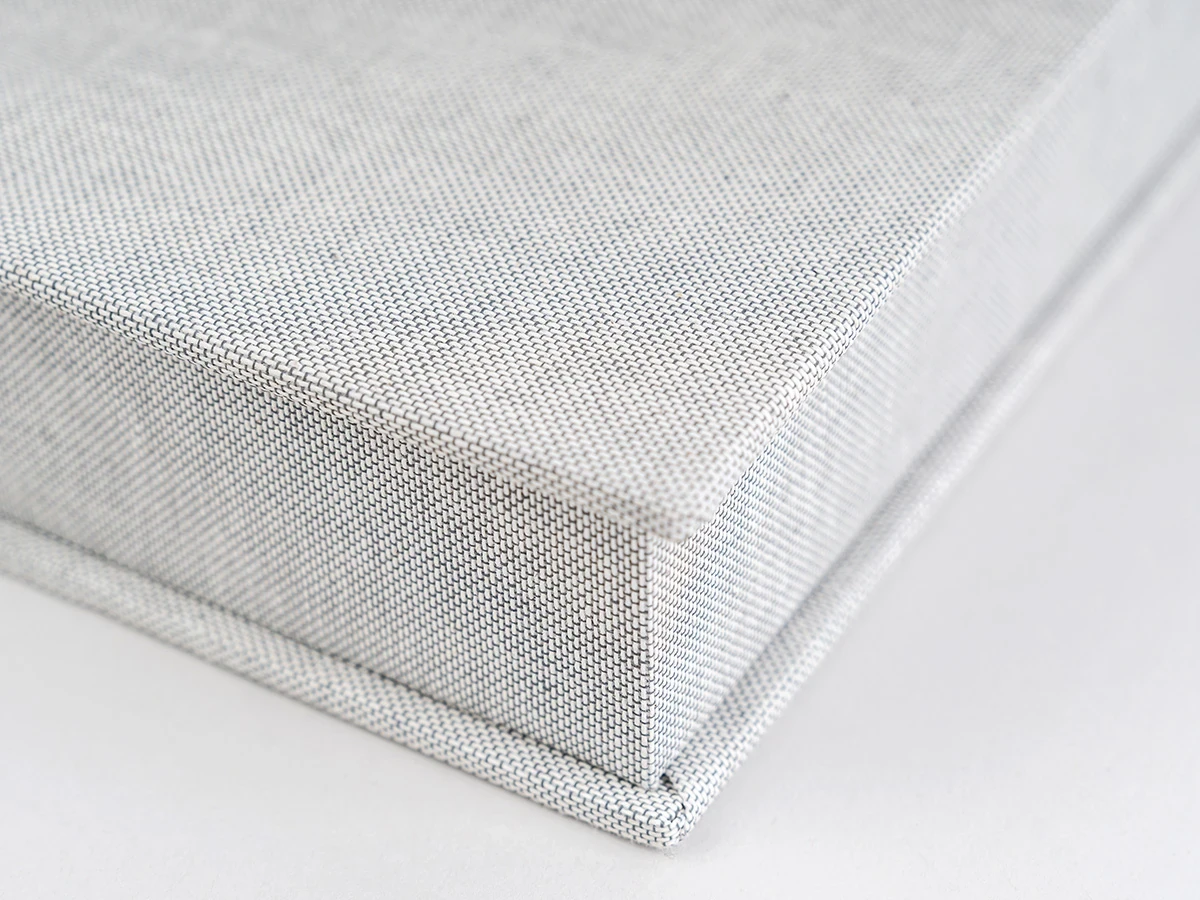 Détail de la texture en lin du coffret photo