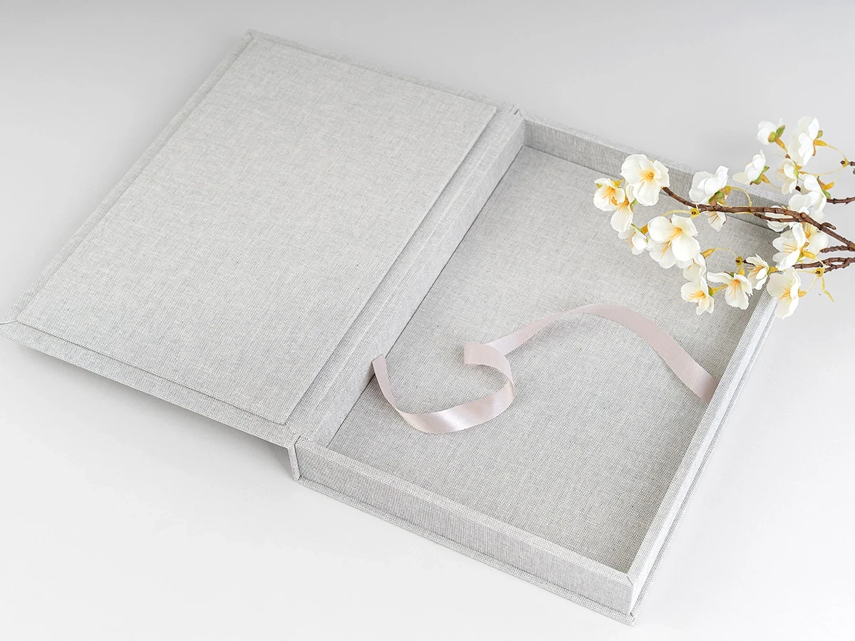 Coffret photo en lin ouvert avec ruban intérieur