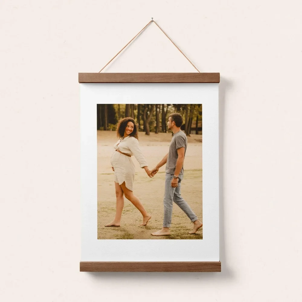 Grand tirage photo suspendu avec porte-affiche en bois
