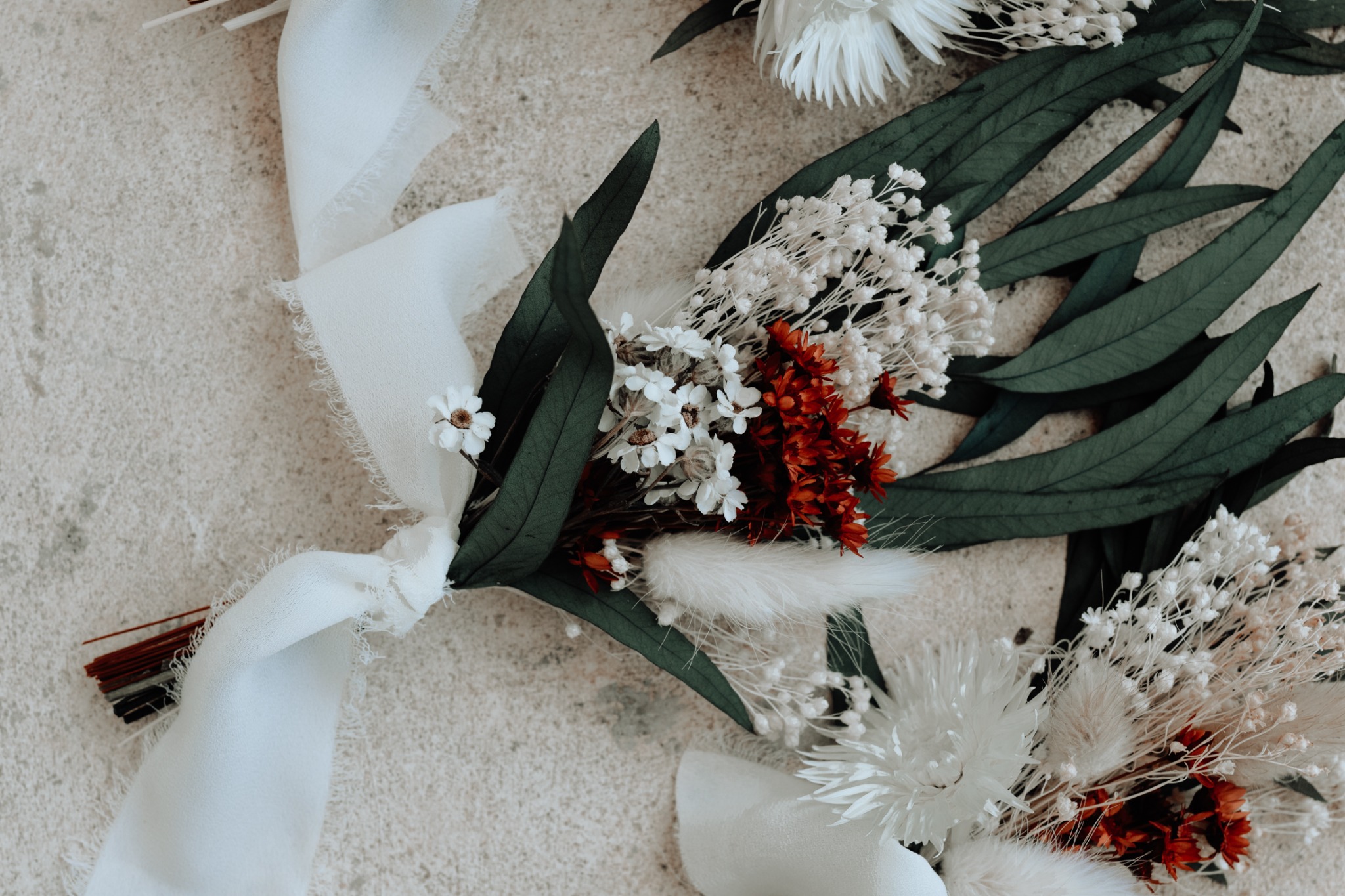 Boutonnières et fleurs lors d'un mariage au Domaine de Valbonne