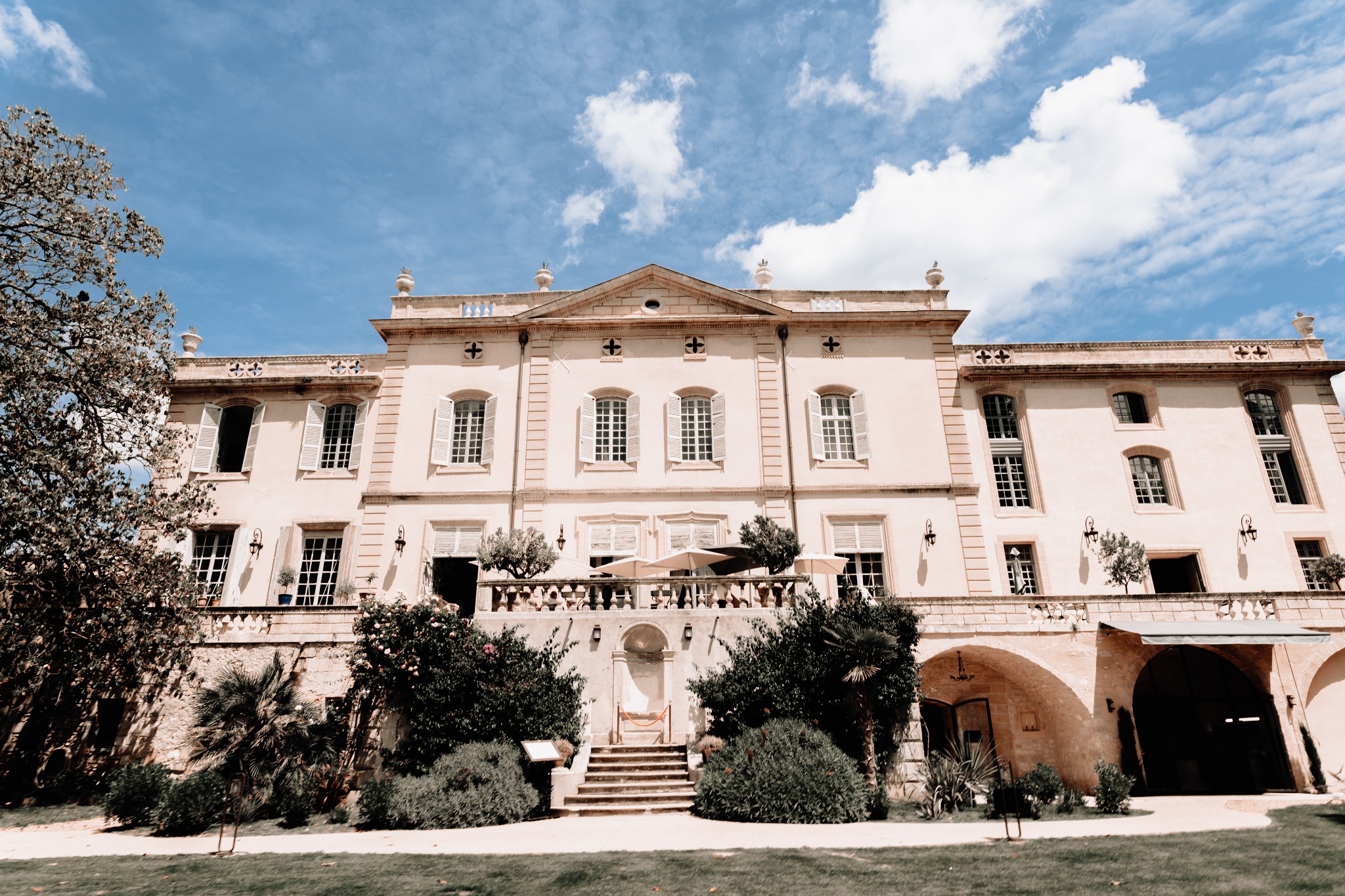 Façade du Château de Collias lors d'un mariage au mois d'avril