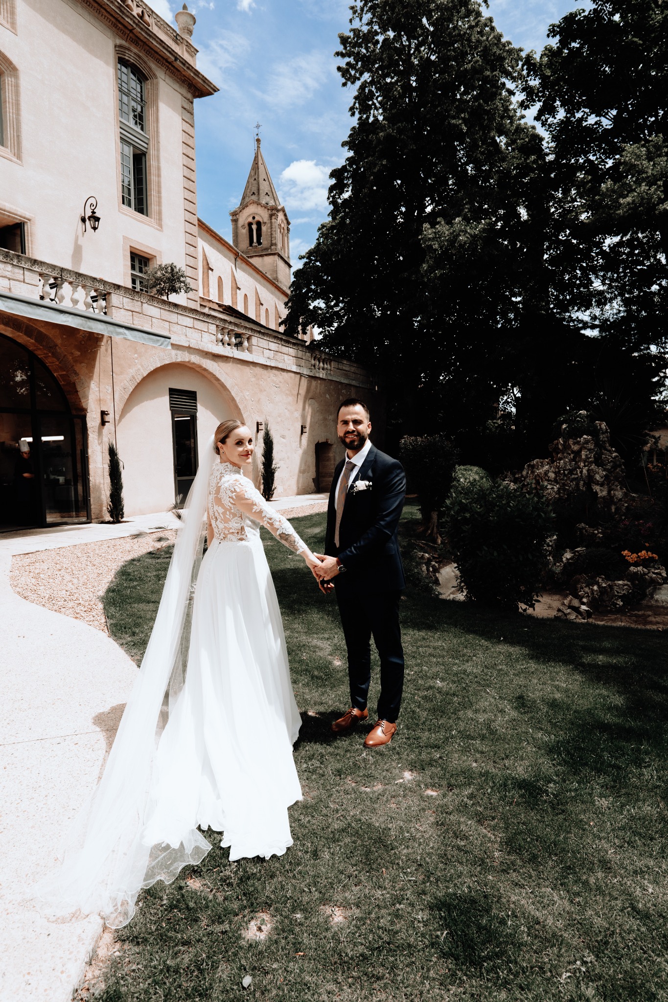 Couple de mariés dans les jardins du Château de Collias
