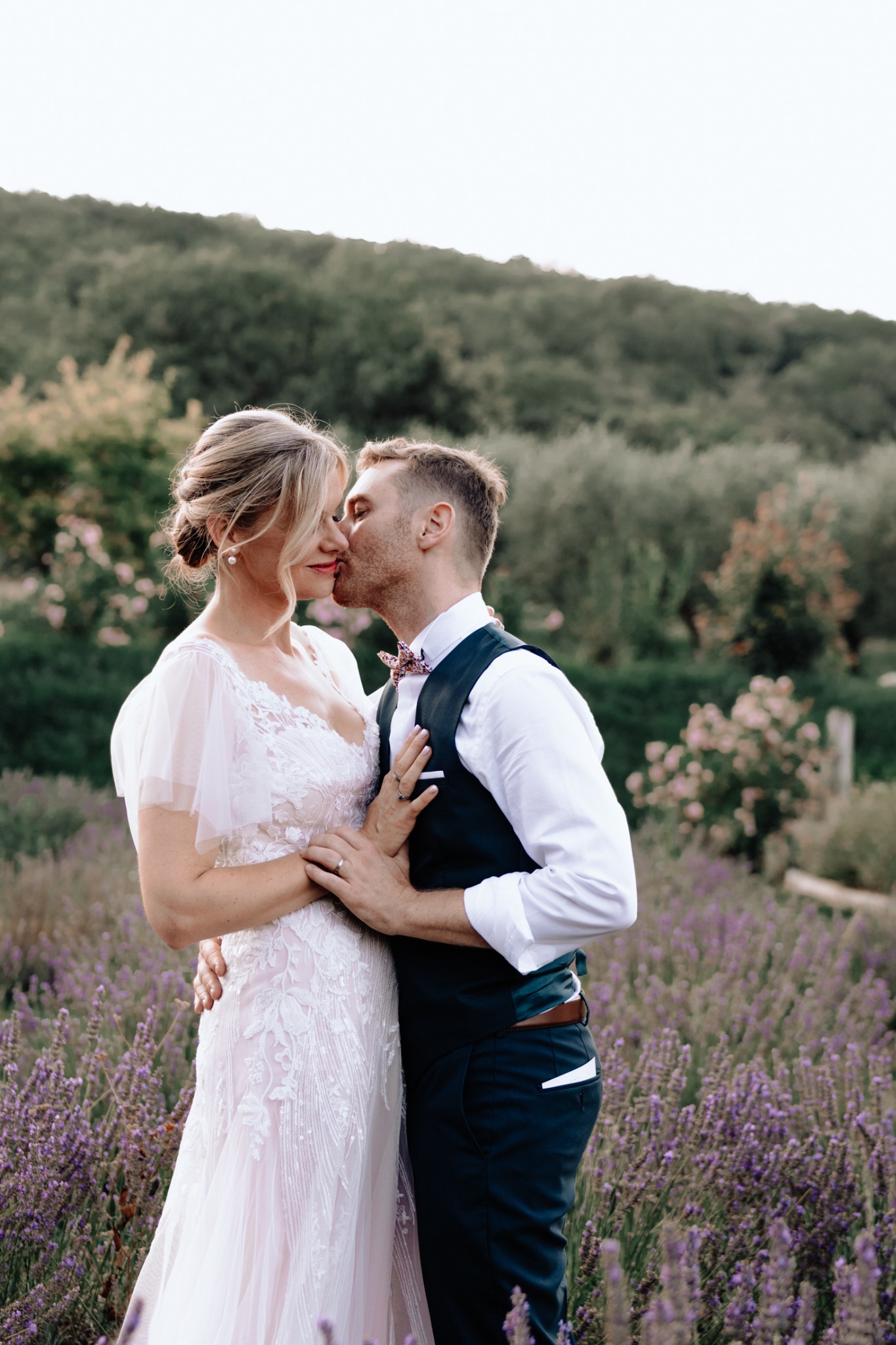 Couple de mariés dans la lavande au Domaine de Valbonne