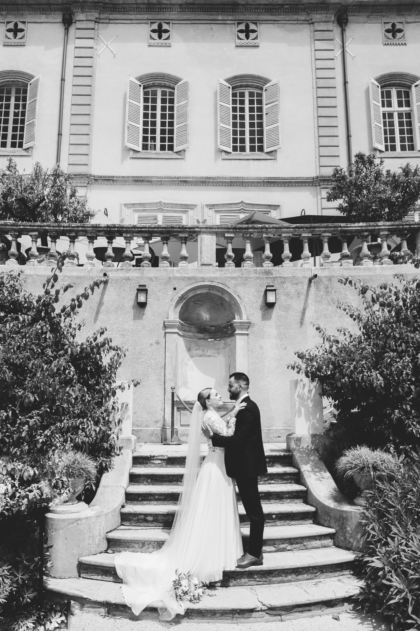 Couple de mariés en noir et blanc au Château de Collias