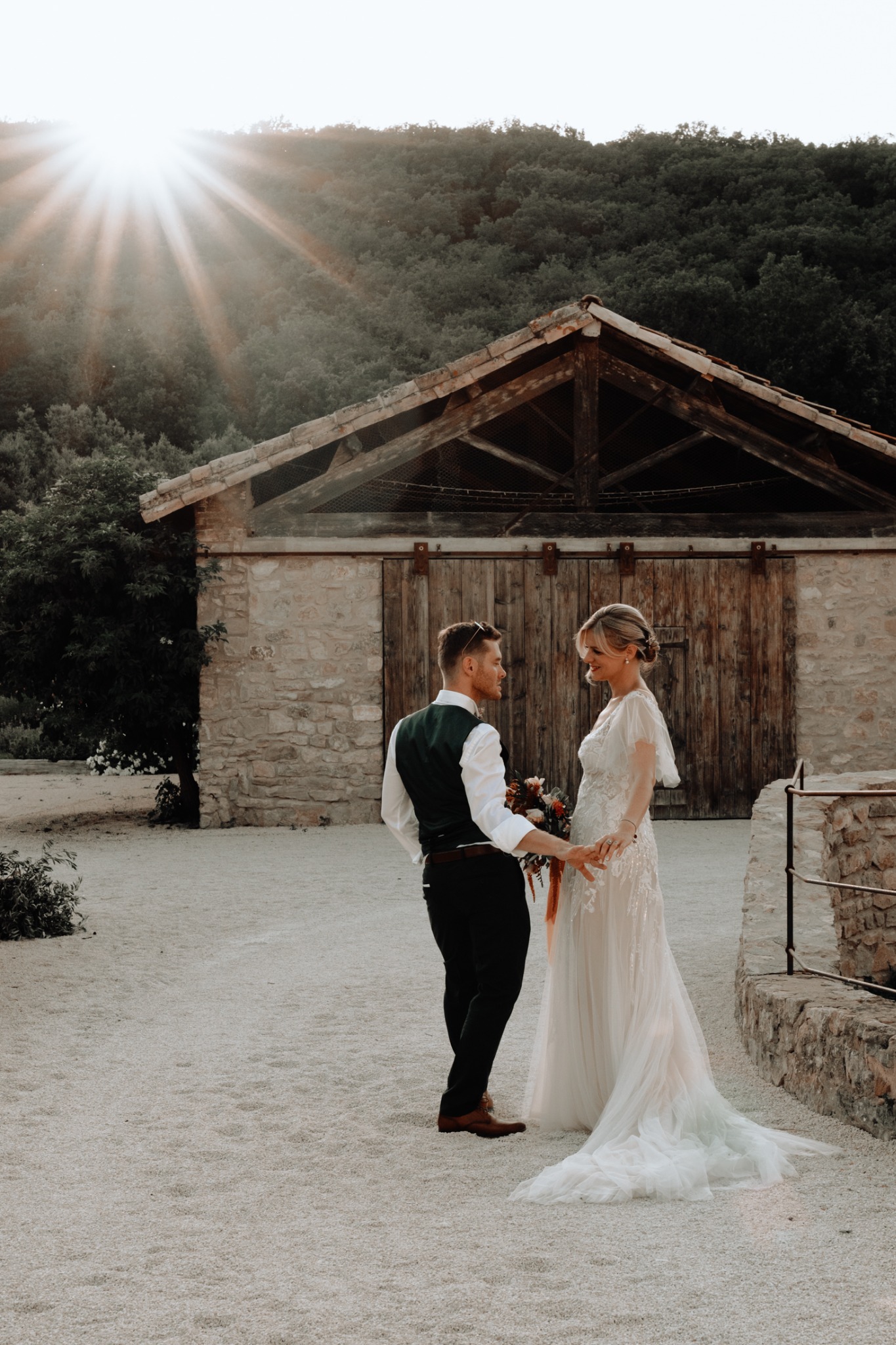 Couple de mariés sous la lumière de Provence au Domaine de Valbonne