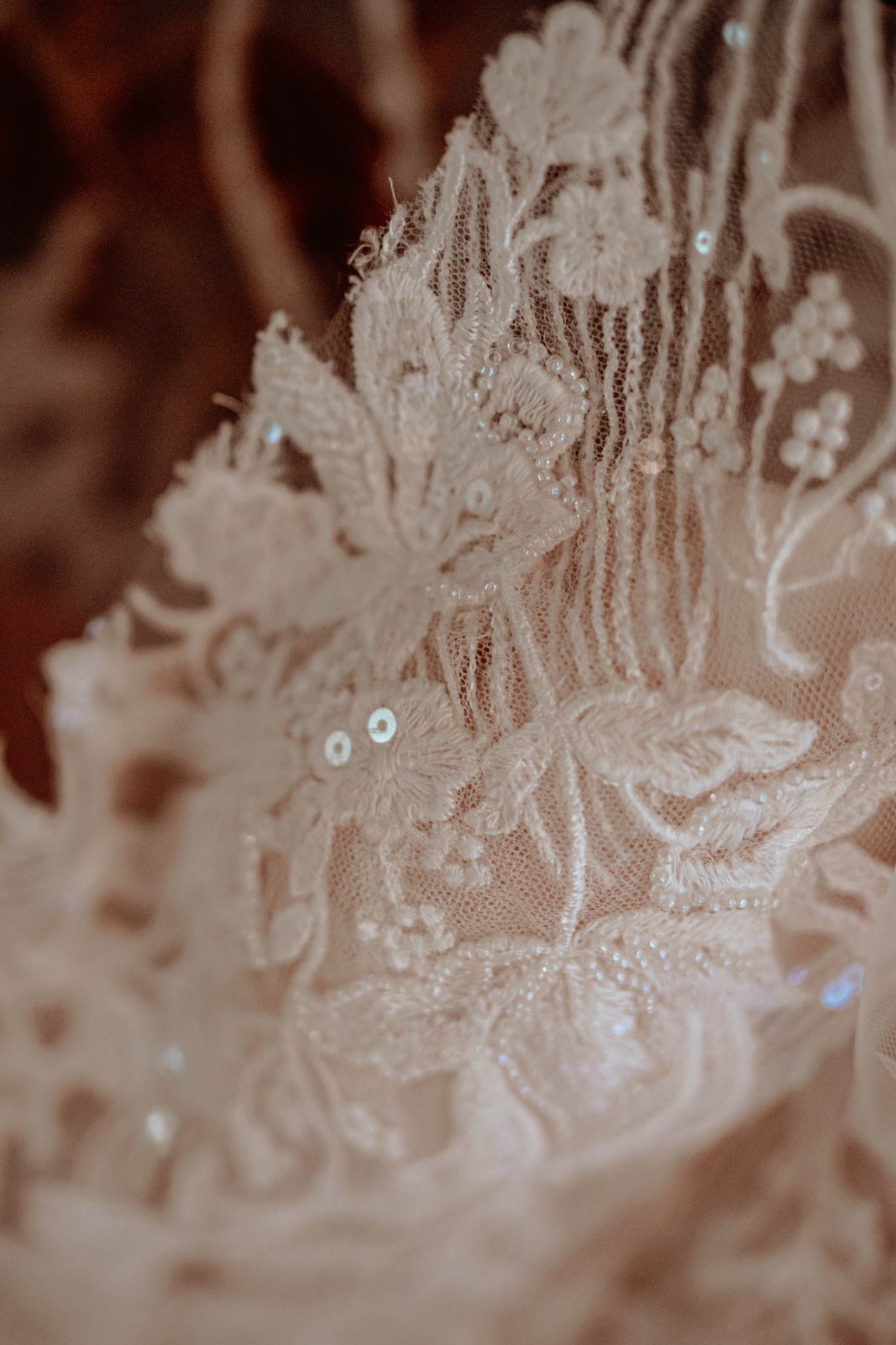 Détail de robe de mariée au Domaine de Valbonne