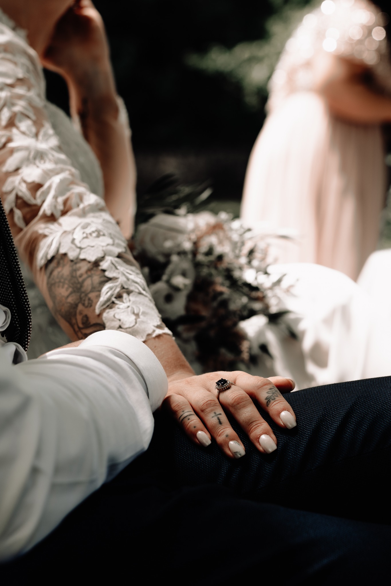 Détails des mariés lors d'un mariage en avril au Château de Collias