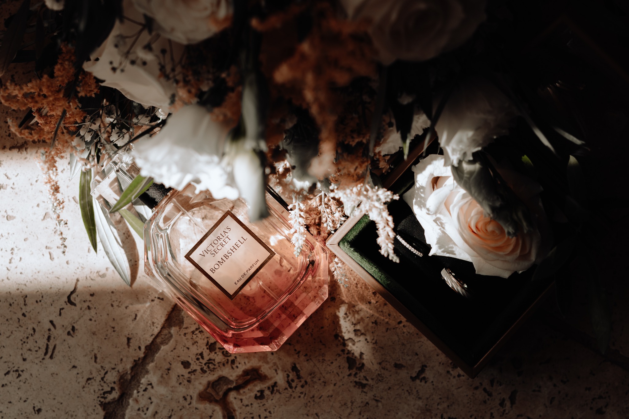 Parfum fleurs et alliances lors d'un mariage au Château de Collias