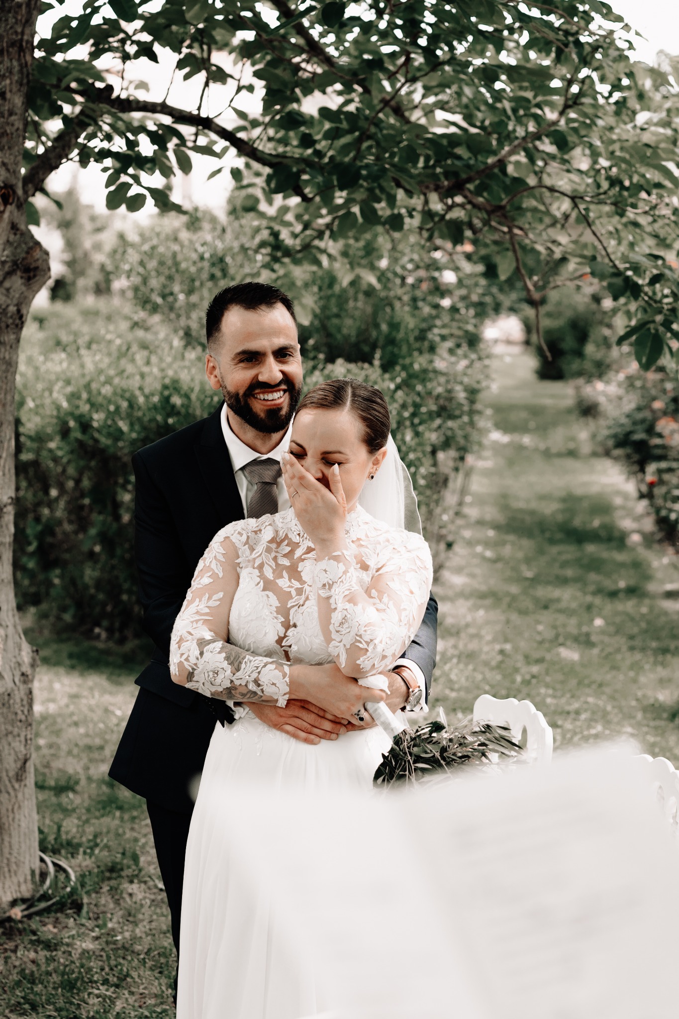 Émotion des mariés pendant leur mariage d'avril au Château de Collias