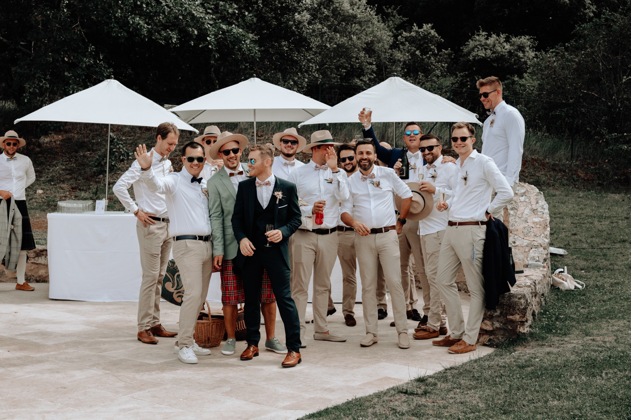 Marié entouré de ses invités au Domaine de Valbonne