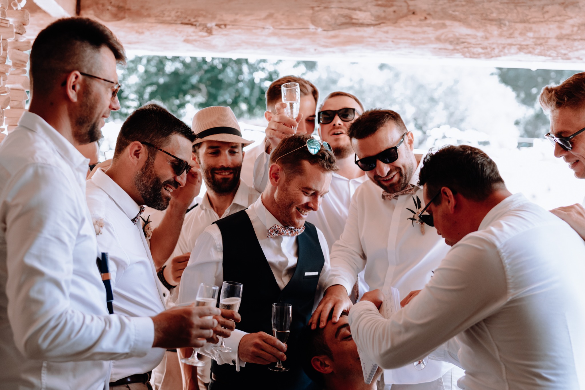 Marié avec ses témoins lors d'un mariage au Domaine de Valbonne