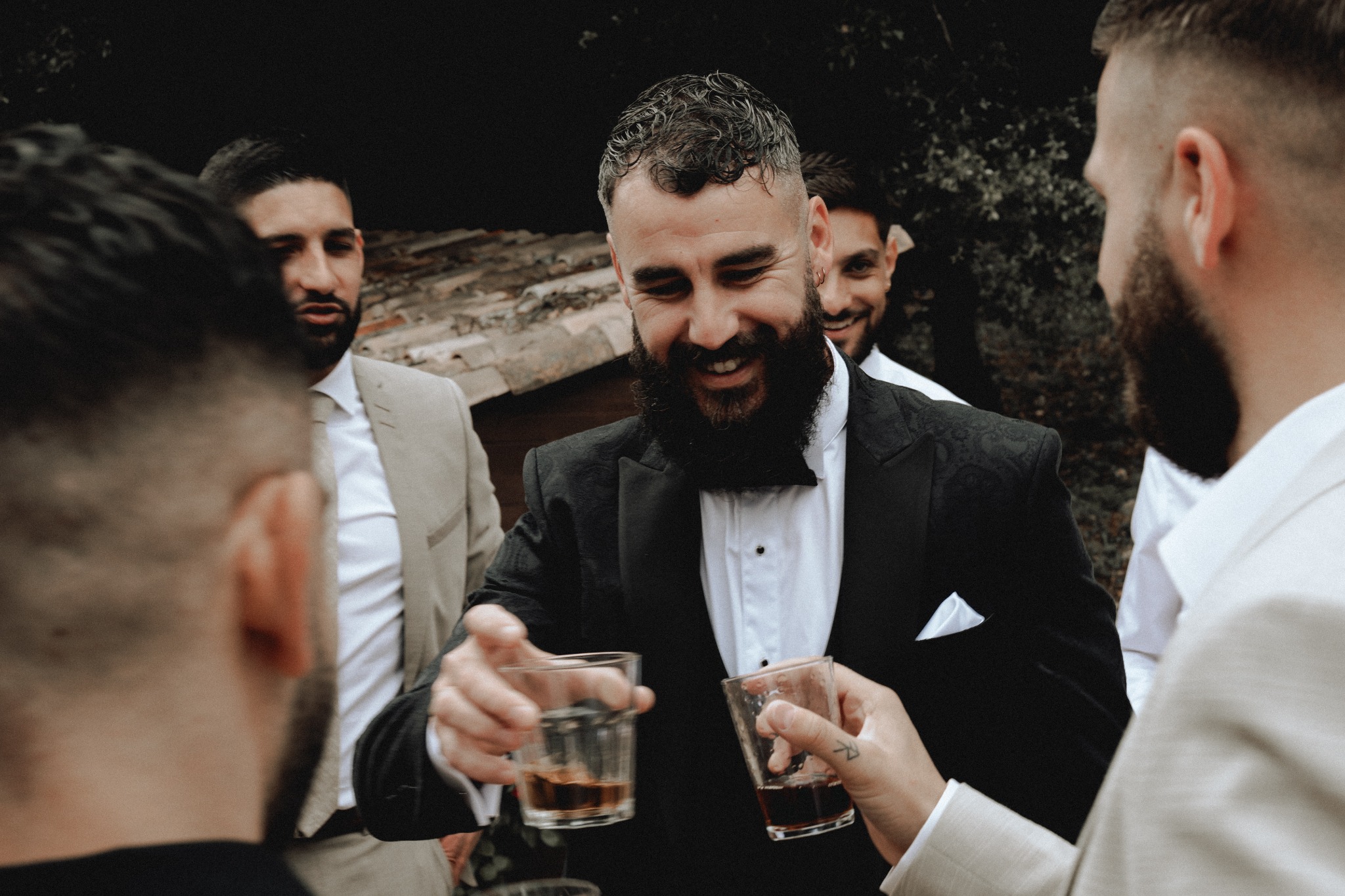 Marié pendant le vin d'honneur au Mas de Pernes