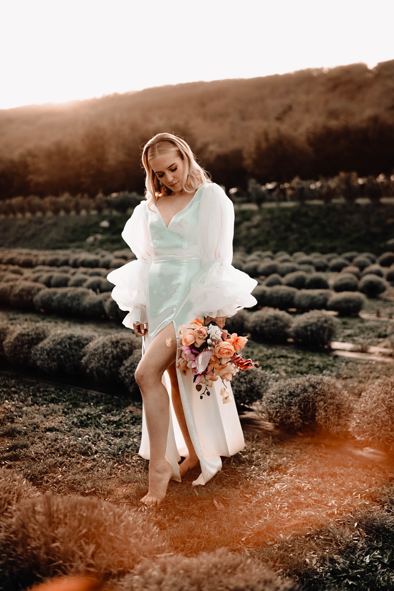Mariée photographiée à l'heure dorée dans le Gard