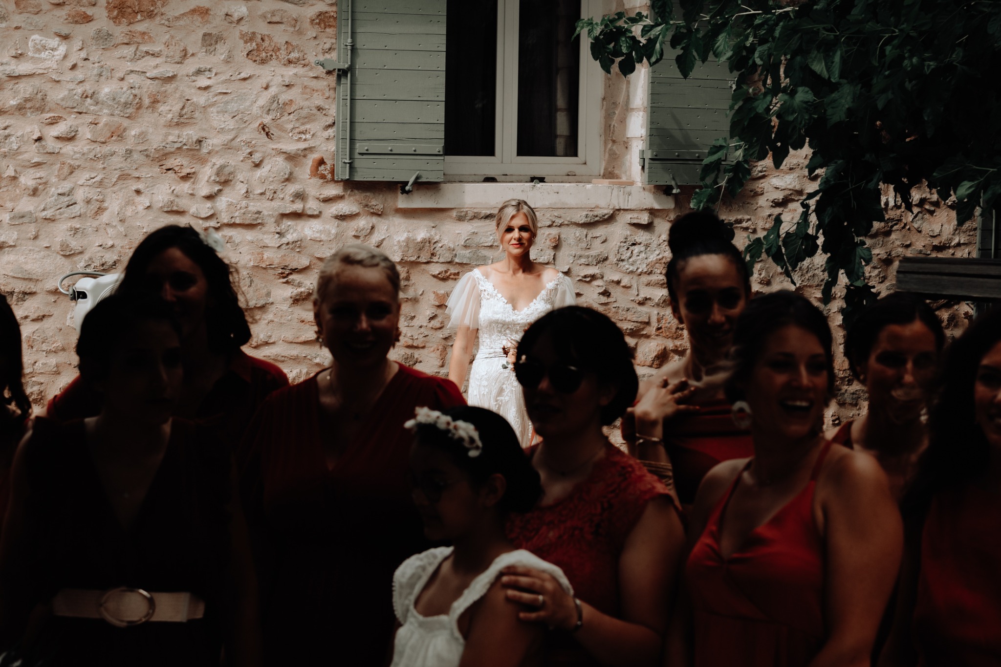 Mariée et invités lors d'un mariage au Domaine de Valbonne