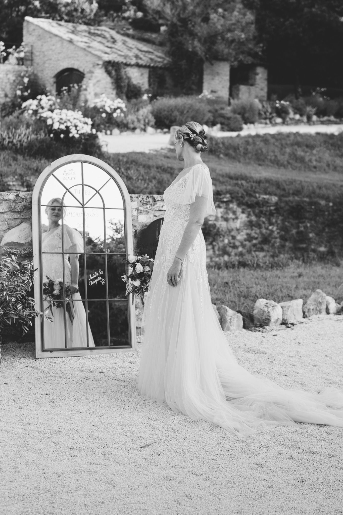Mariée près d'un miroir au Domaine de Valbonne