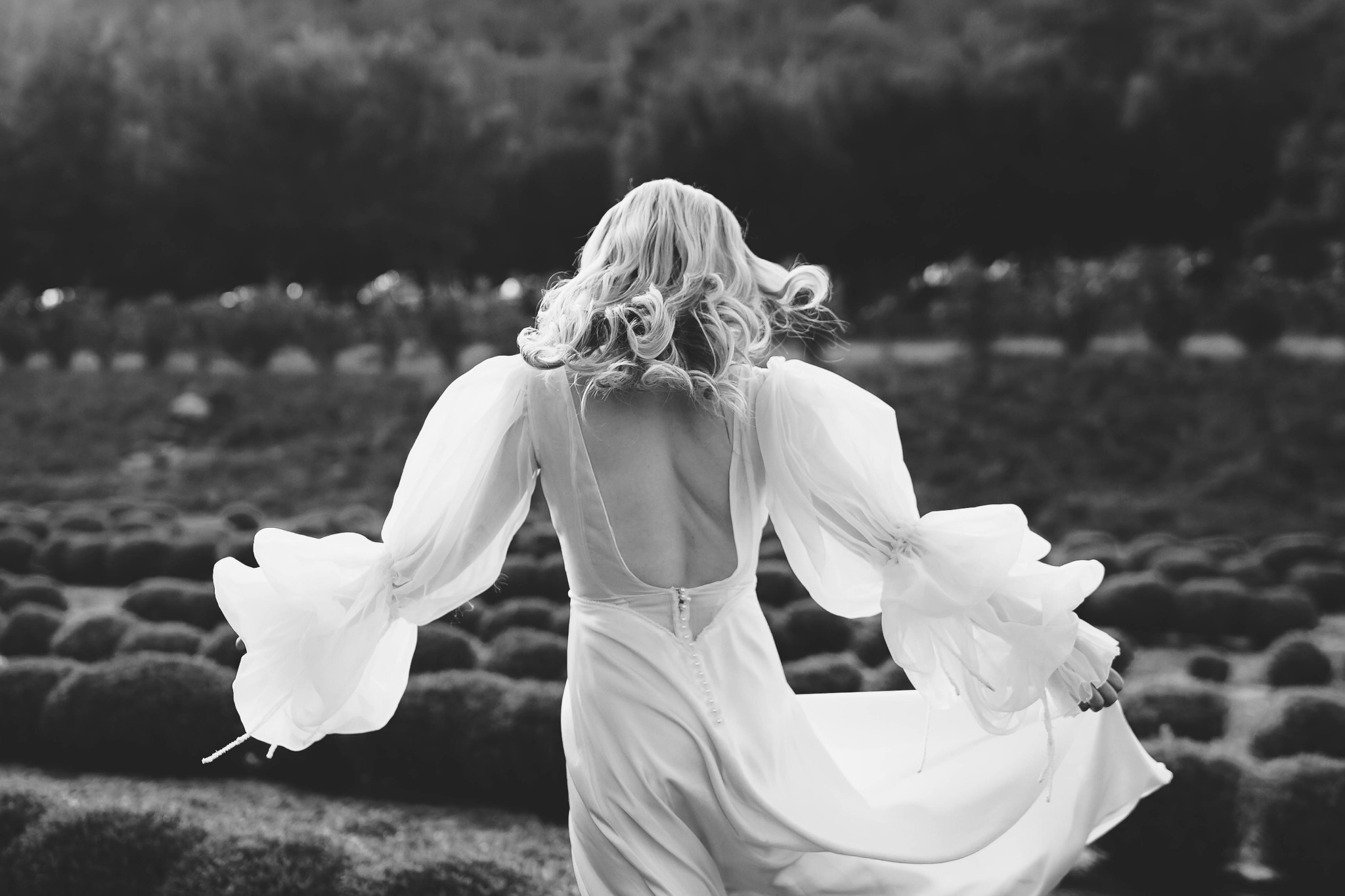 Photographie en noir et blanc d'une mariée pendant son reportage de mariage