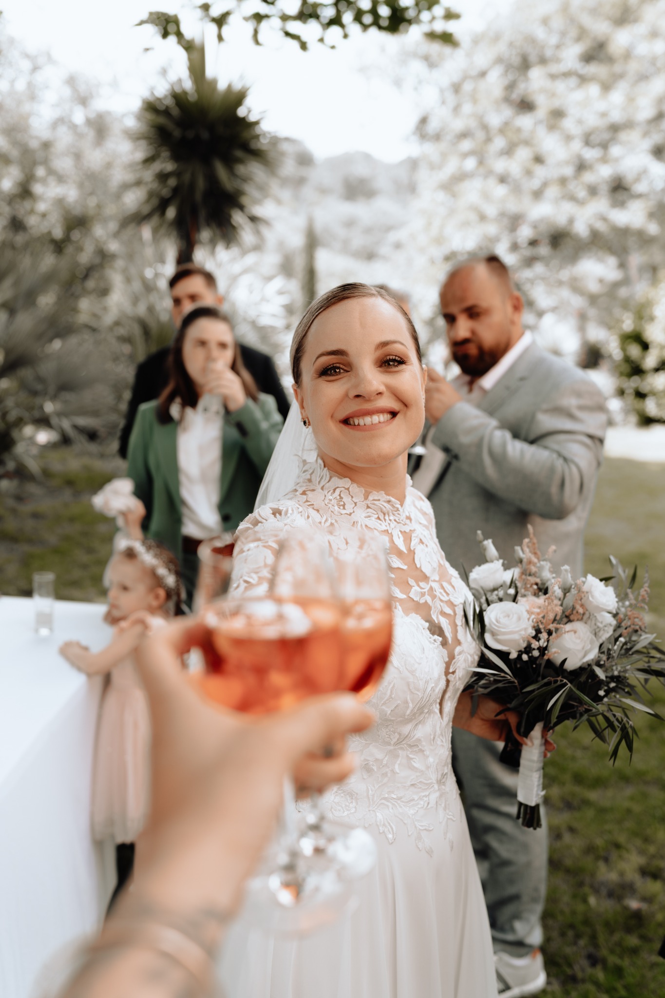 Mariée pendant le vin d'honneur au Château de Collias au mois d'avril