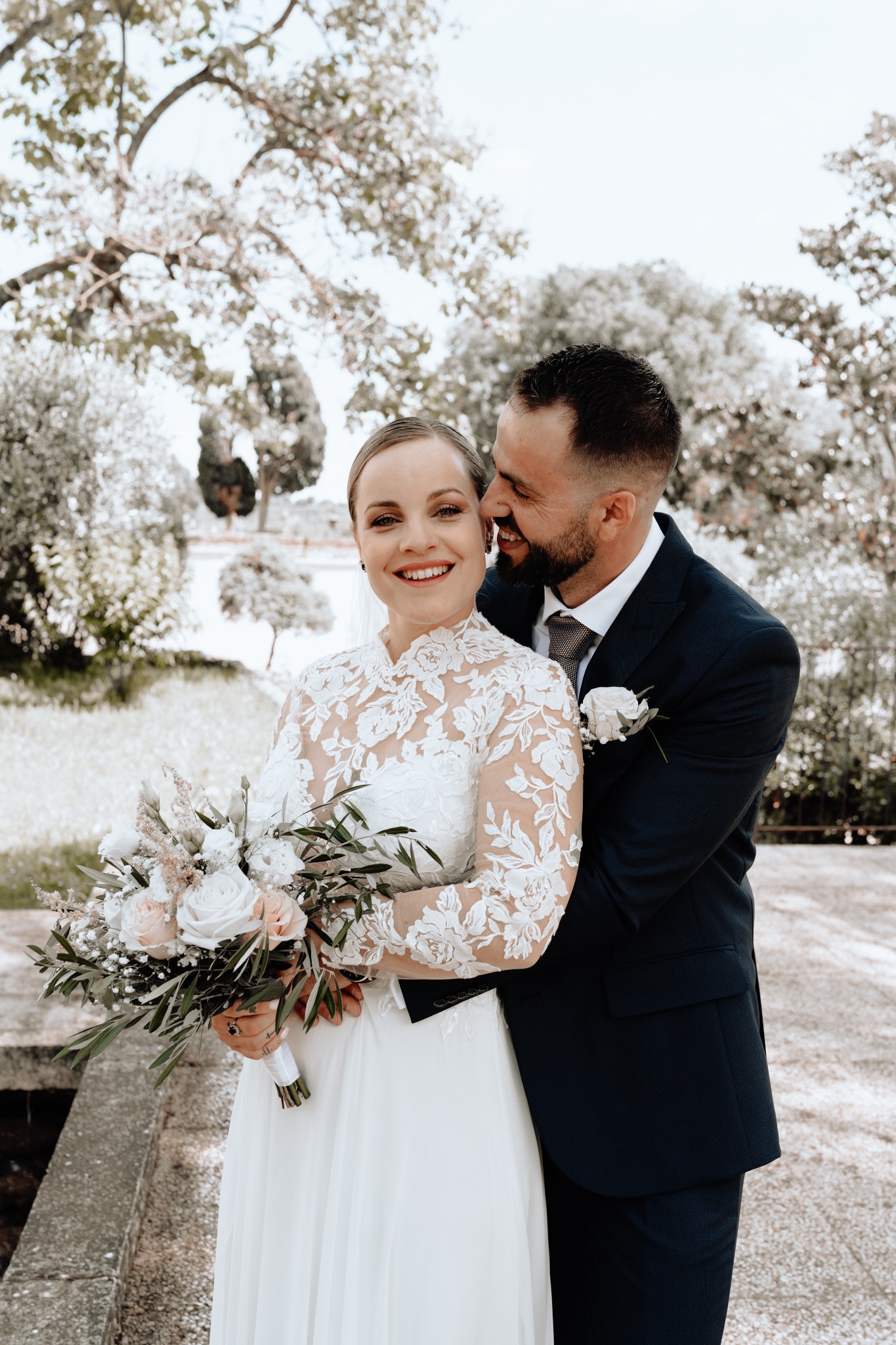 Portrait du couple dans les jardins du Château de Collias