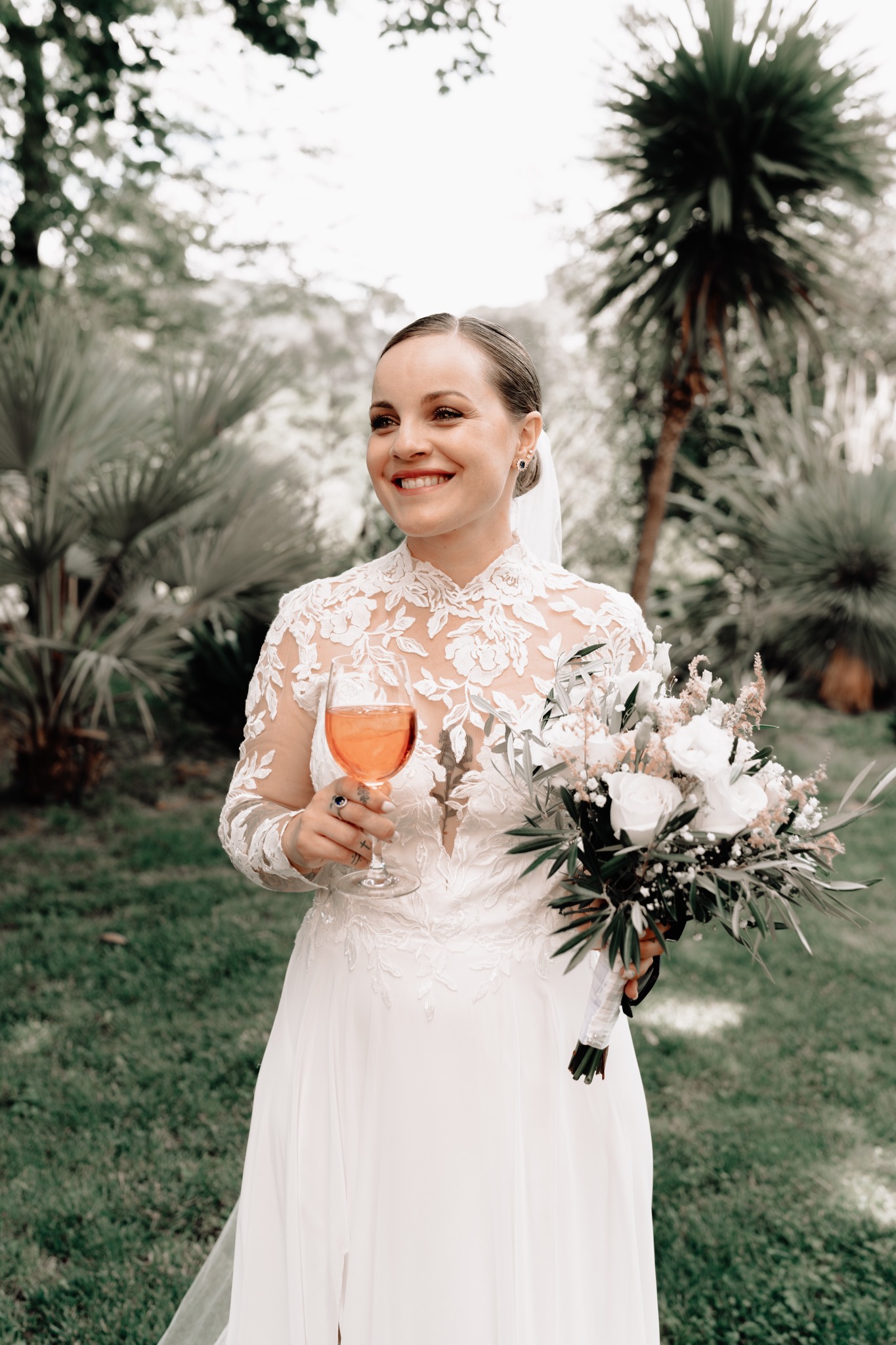 Portrait de mariée avec son bouquet au Château de Collias