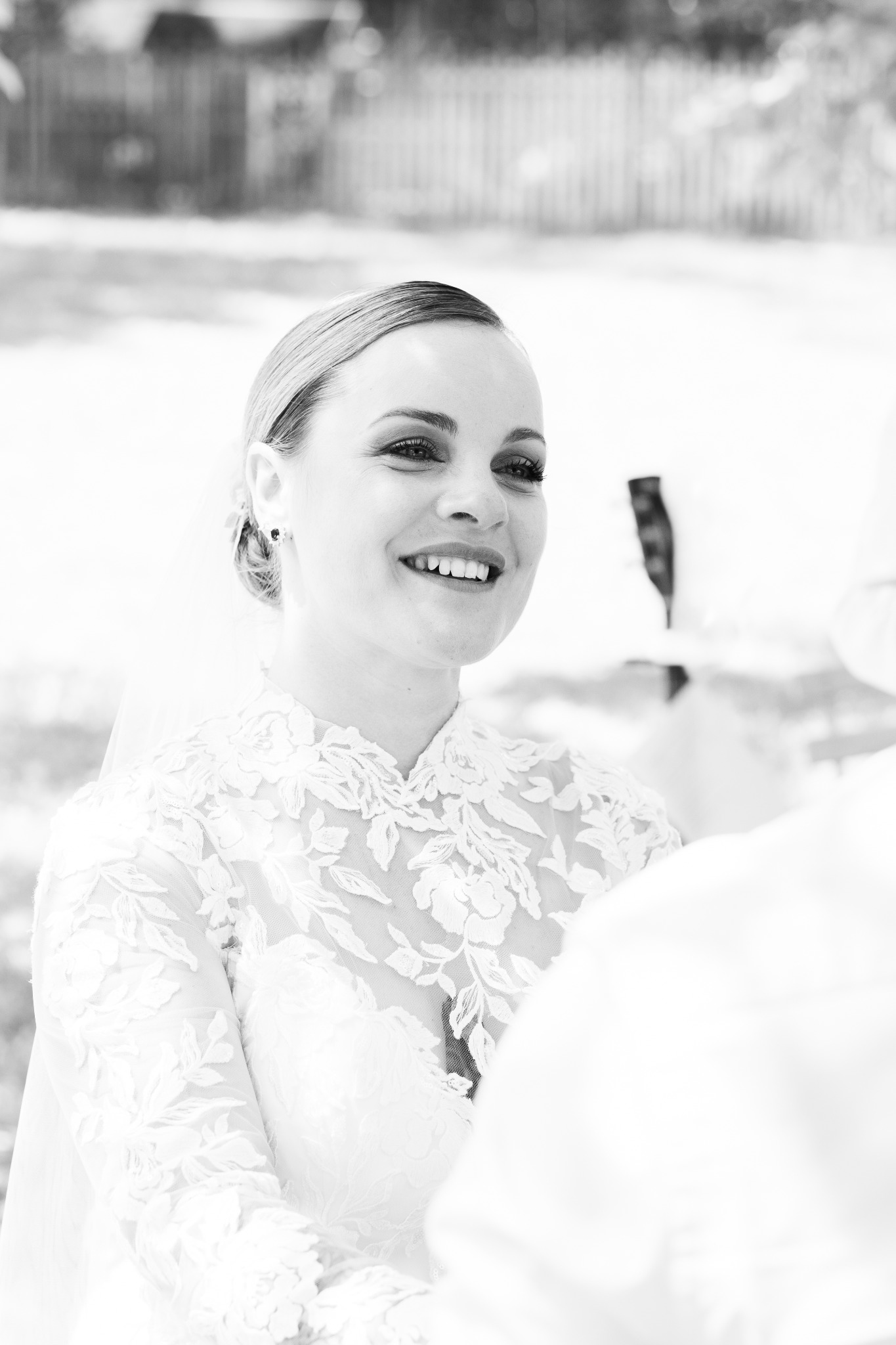 Portrait noir et blanc de la mariée au Château de Collias