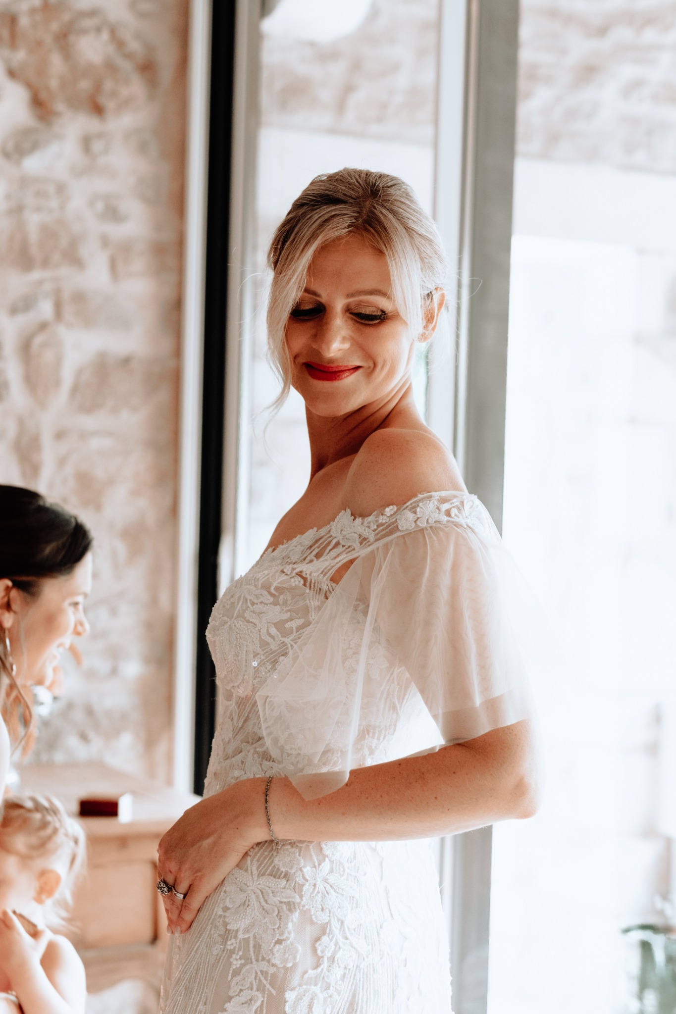 Portrait de mariée pendant les préparatifs au Domaine de Valbonne
