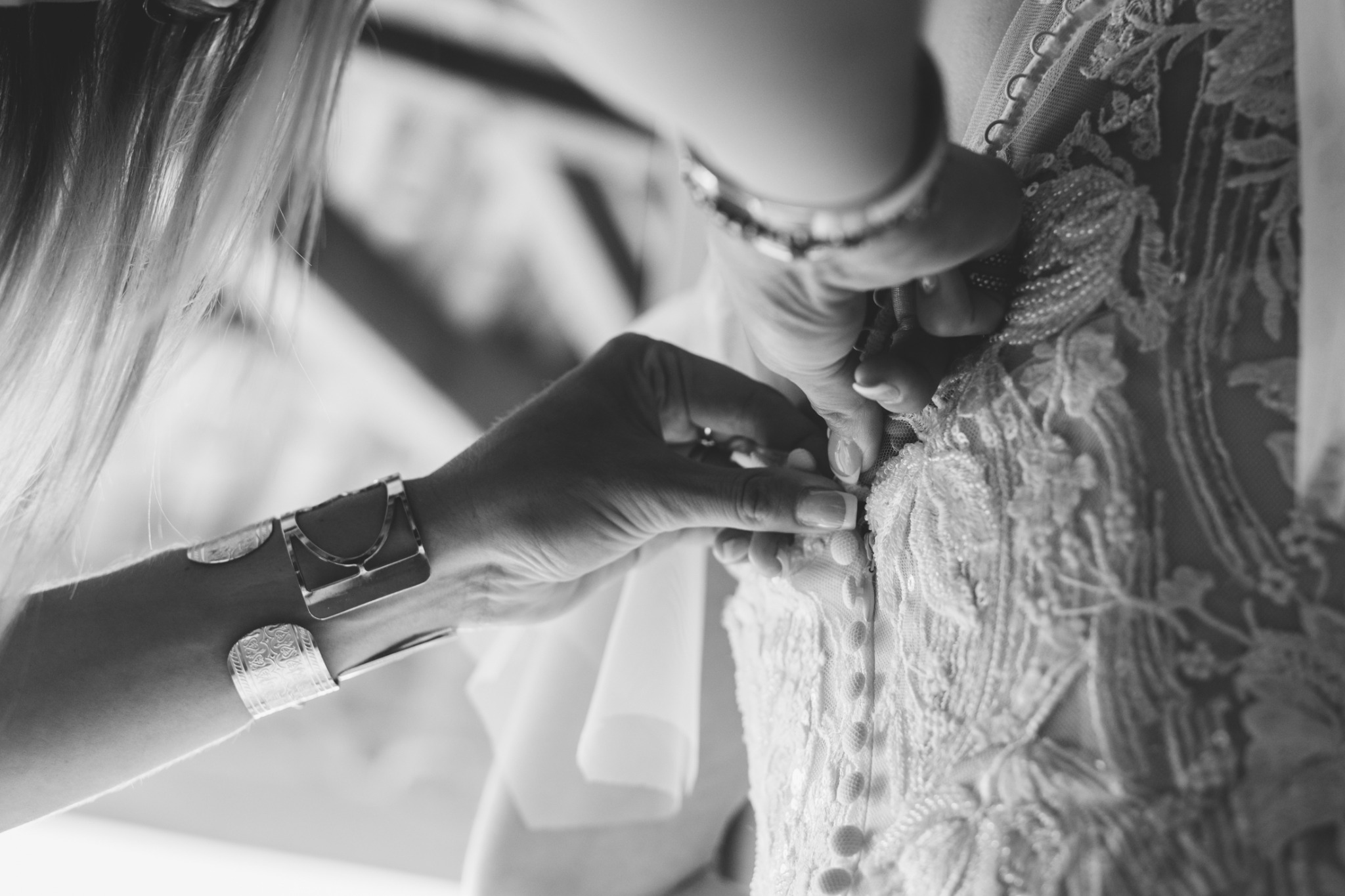 Préparatifs de la robe de mariée au Domaine de Valbonne