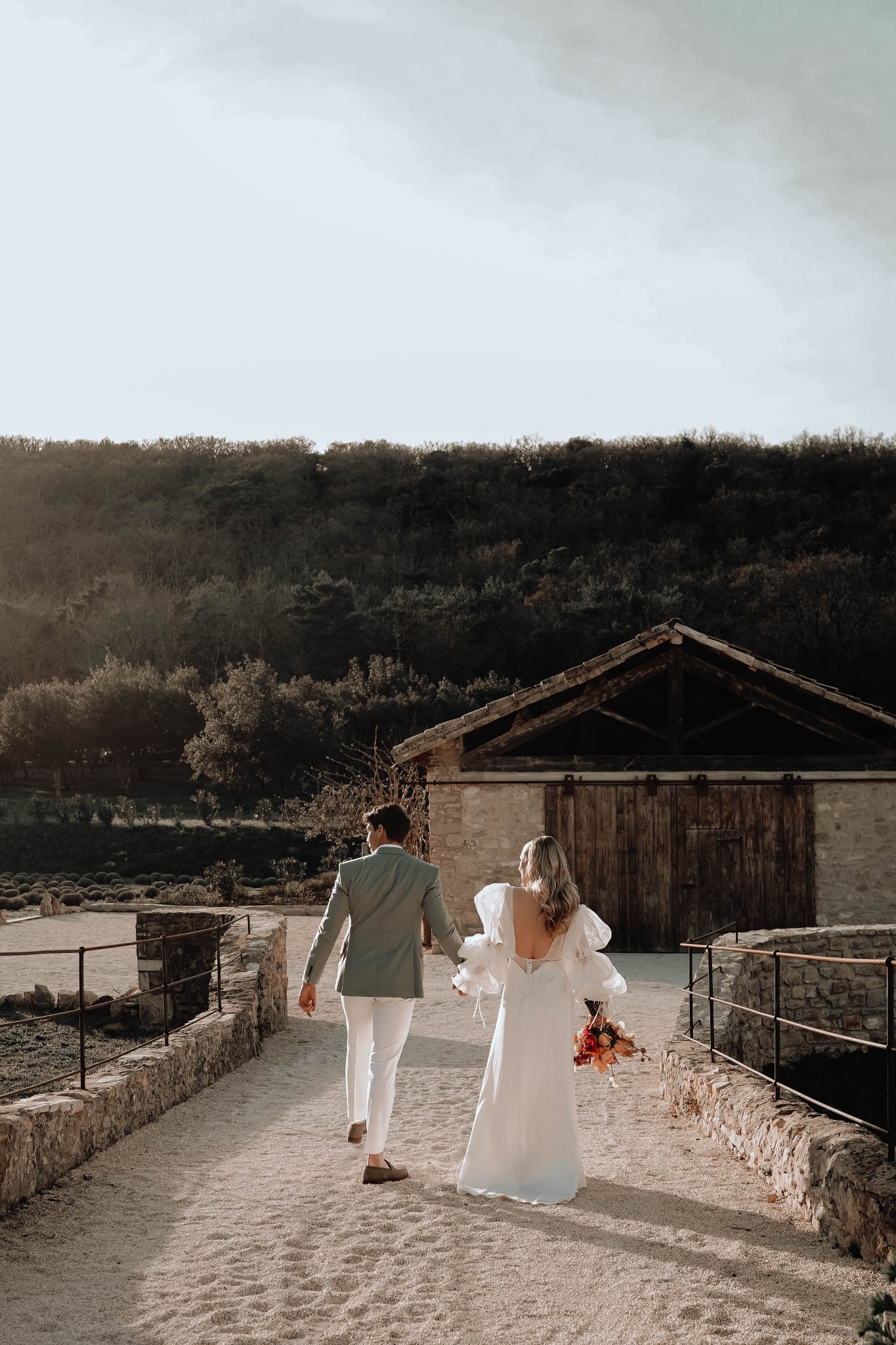 Couple lors d'un reportage de mariage dans un domaine du Gard