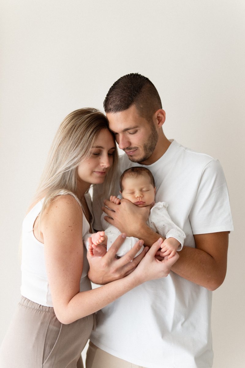Portrait de jeunes parents avec leur nouveau-né