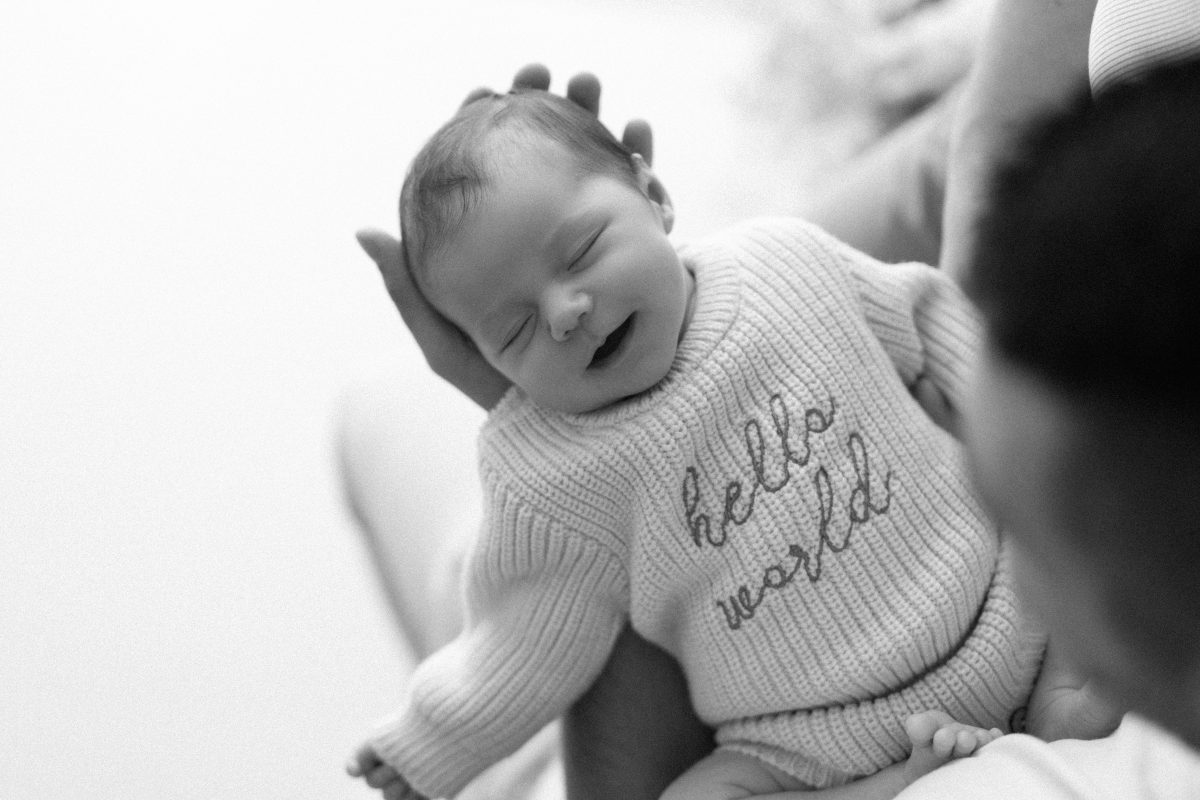 Nouveau-né souriant en noir et blanc