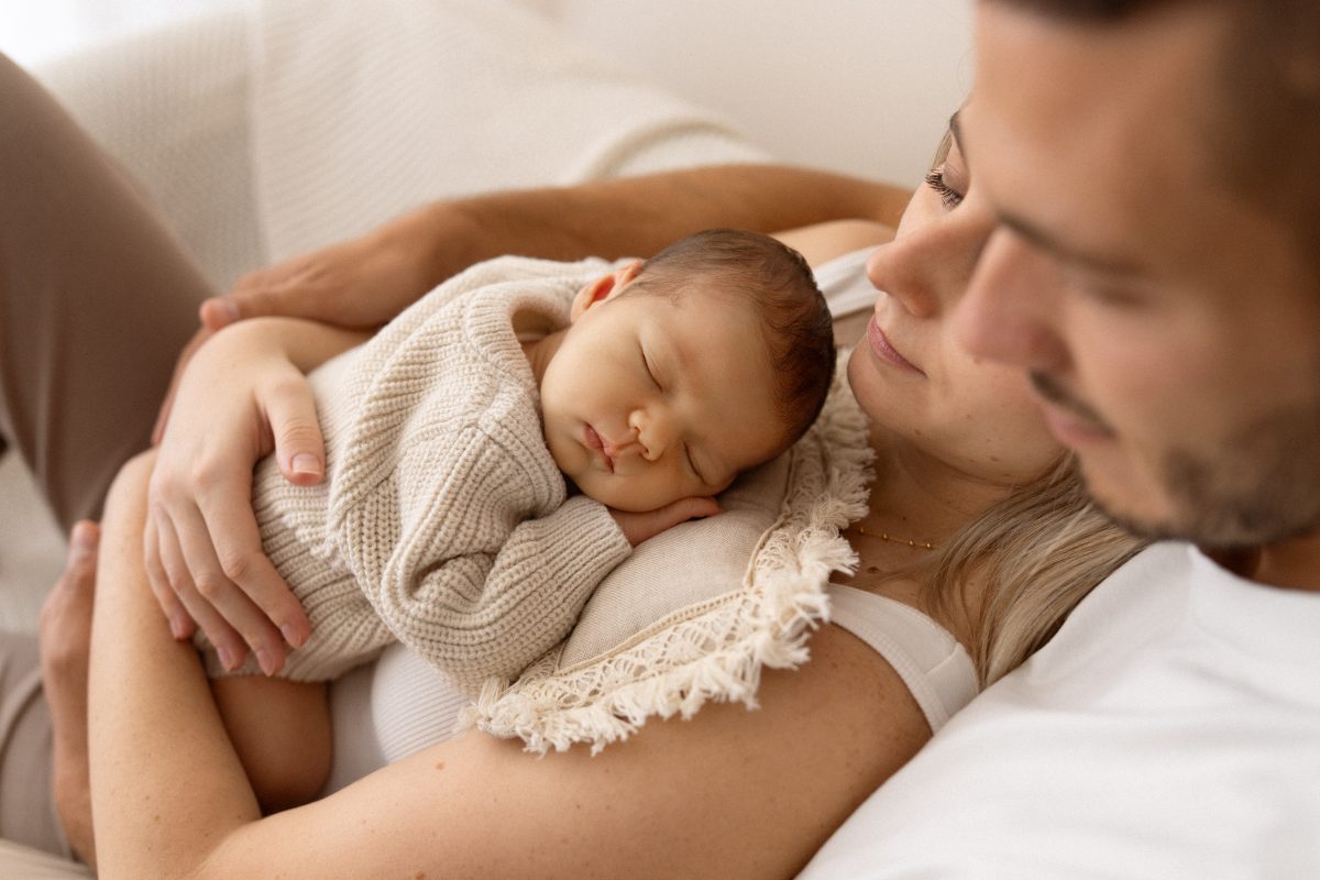 Bébé endormi contre ses deux parents