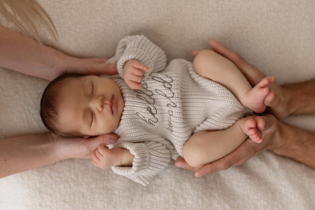 Nouveau-né tenu dans les mains de ses parents