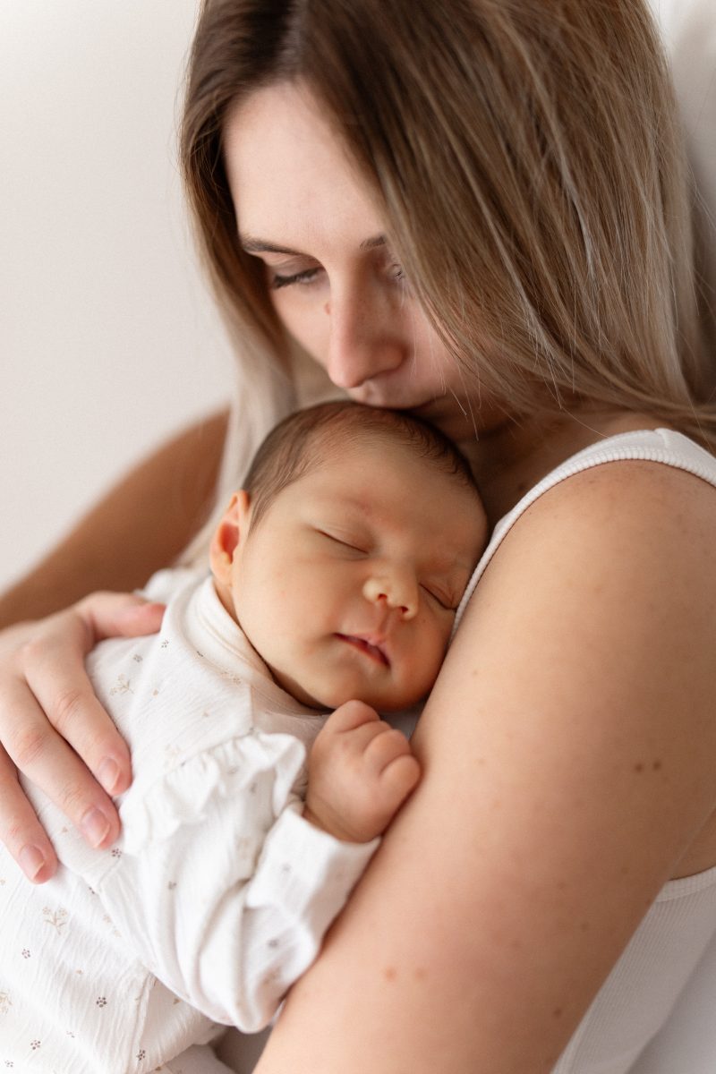Une maman serre son nouveau-né contre elle