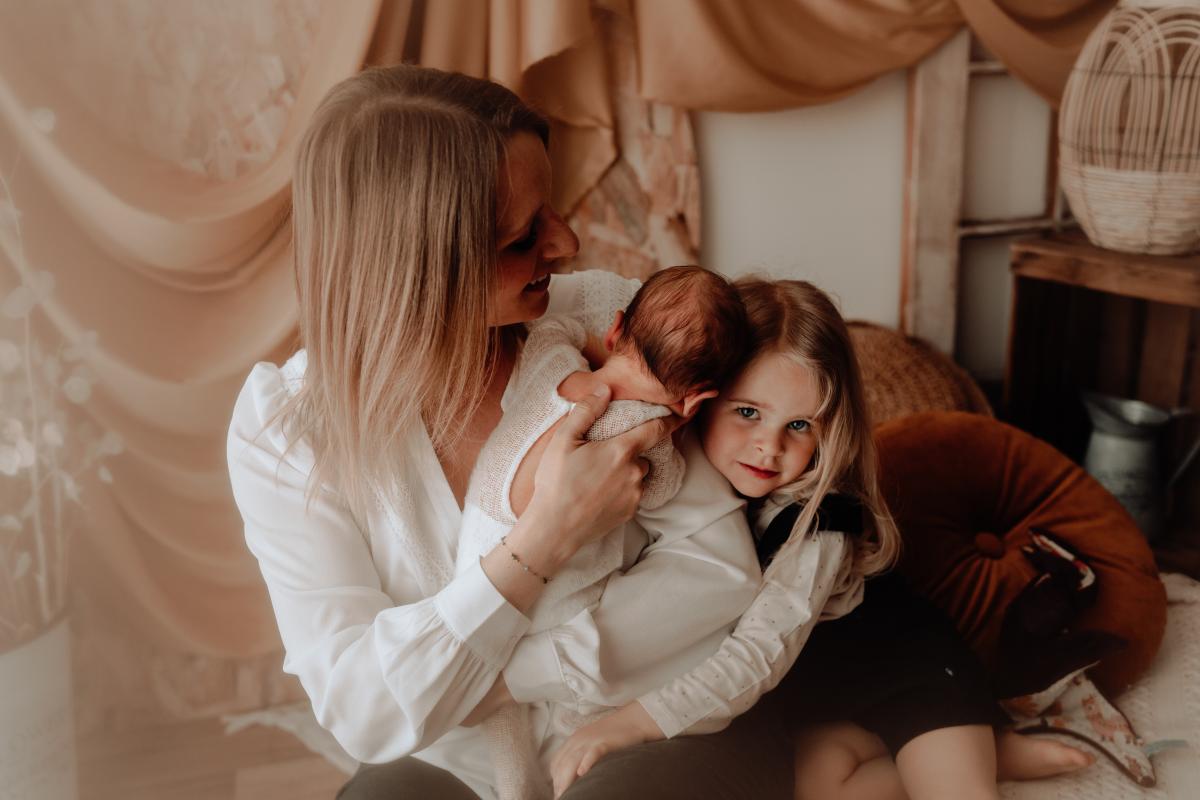 Une maman avec son nouveau-né et sa grande fille