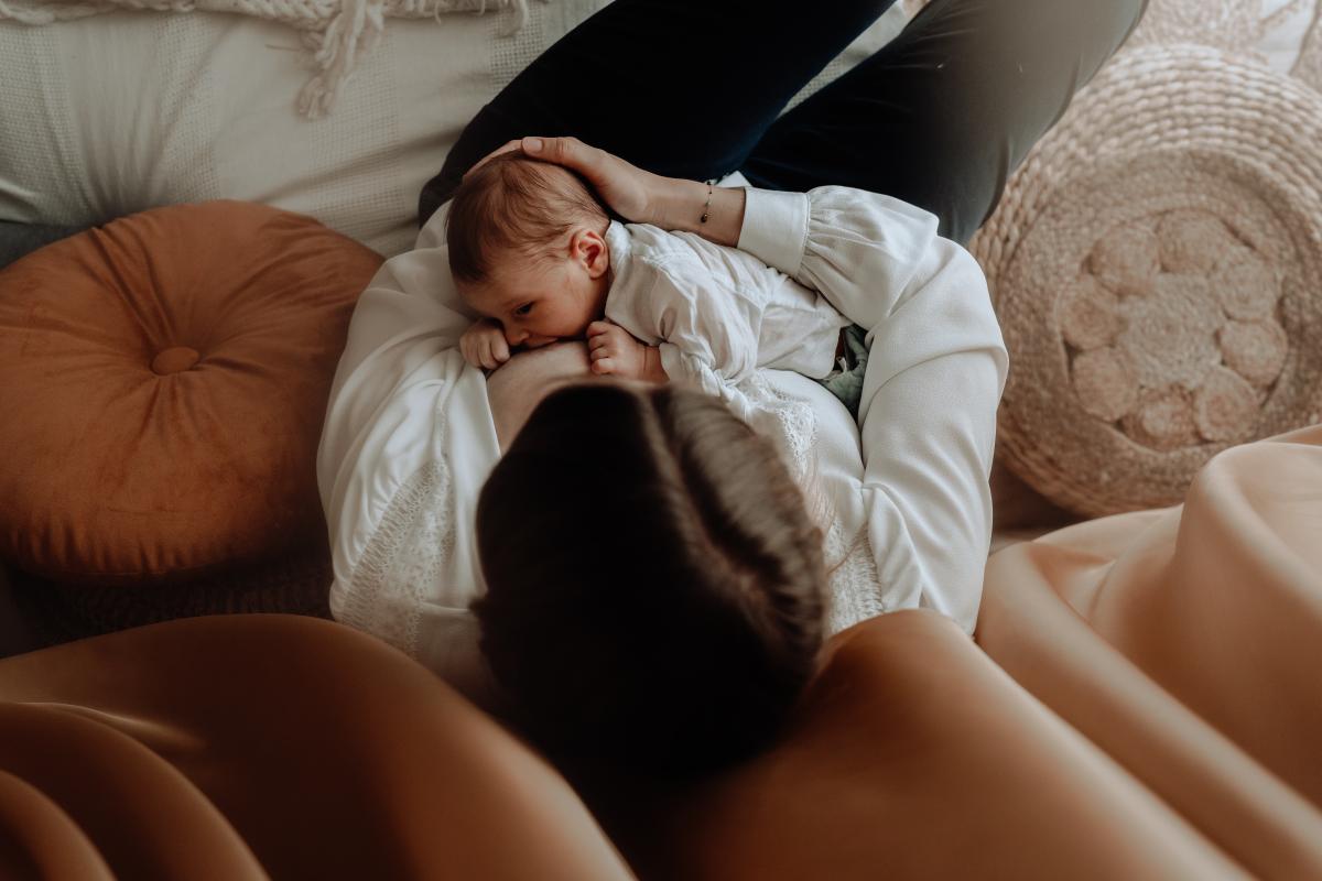 Bébé posé contre sa maman dans une ambiance chaleureuse