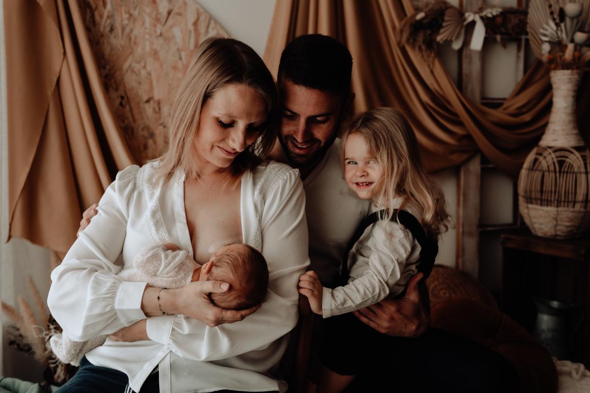 Parents avec leur nouveau-né et sa grande sœur