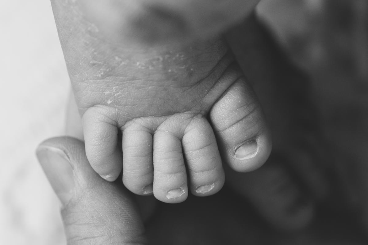 Détail des orteils d’un nouveau-né en noir et blanc