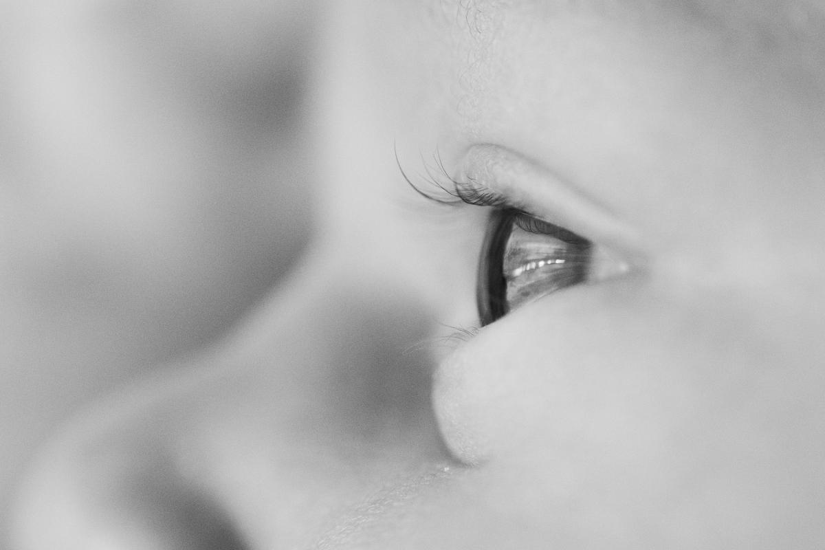 Détail du regard d’un bébé en noir et blanc